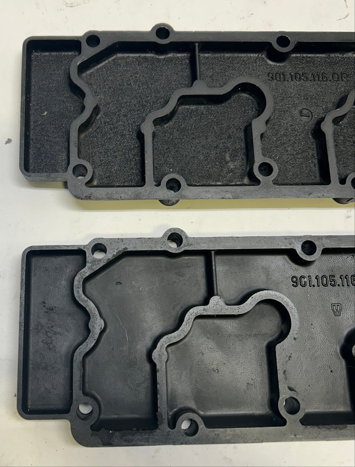 PORSCHE 911 LOWER VALVE COVER PAIR MAGNESIUM ROCKER COVERS  901105116OR