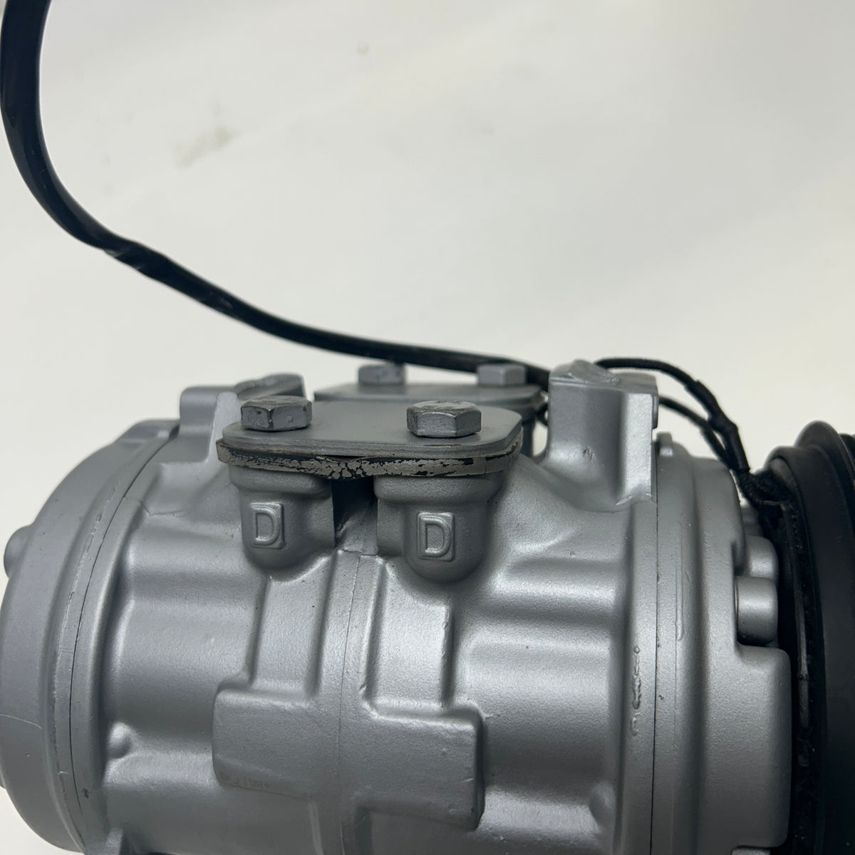 PORSCHE 924 944 AC COMPRESSOR 10P15E NIPPINDENSO REMANUFACTURED DAMAGED 94412600800
