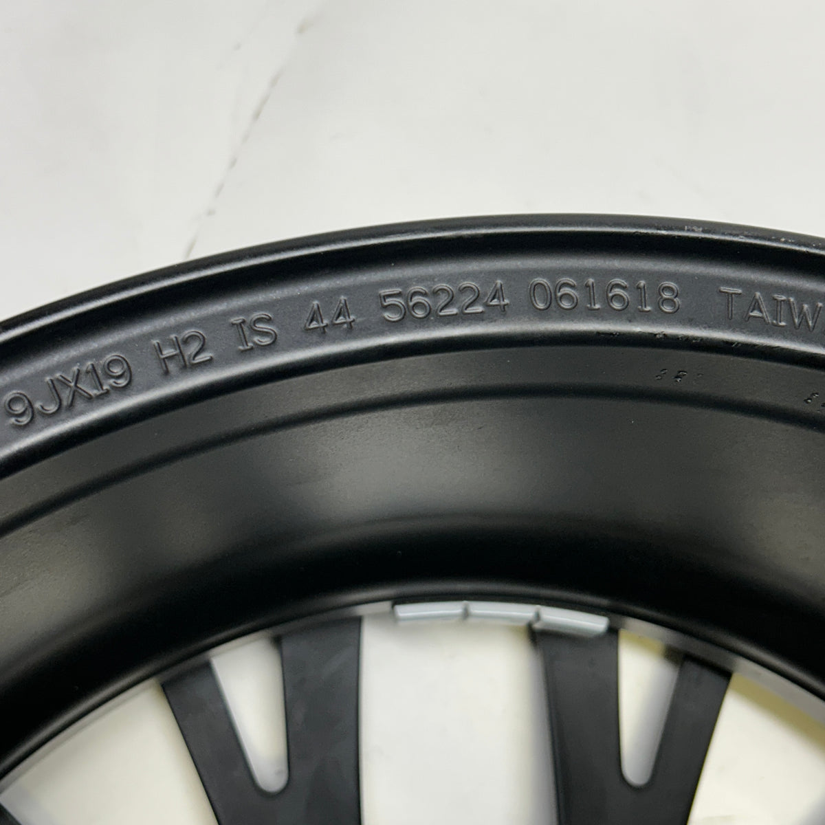 BMW  10 Y SPOKE 19X8 5X112 ET +30 BLACK WHEEL, SCRATCHES & SCUFFS  36116885455