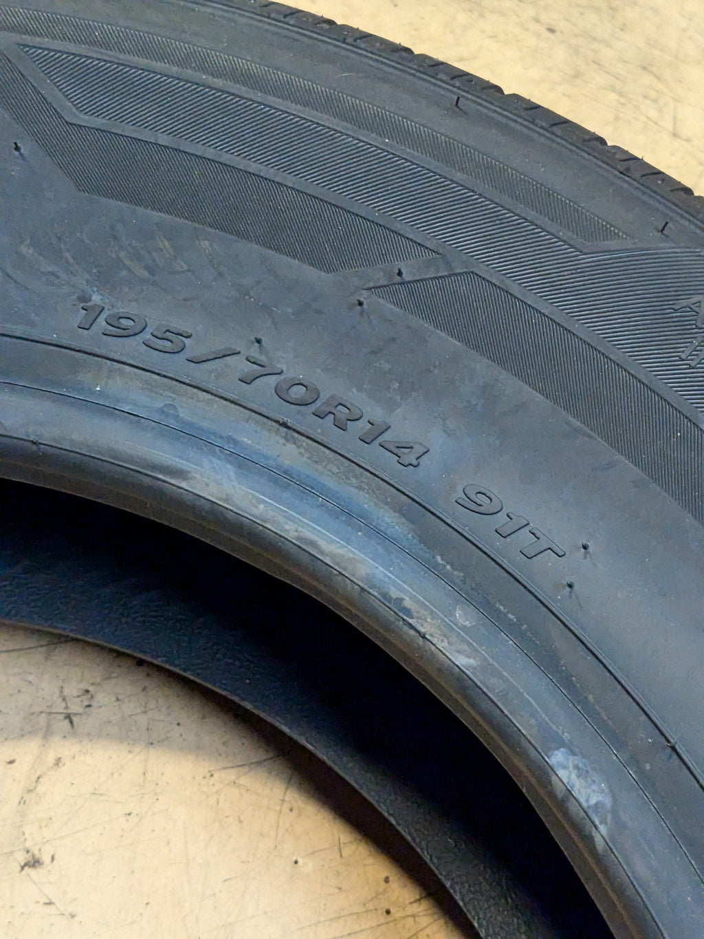 HANKOOK KINERGY ST P 195 70 14 91T SL ALL SEASON TIRE 1021908