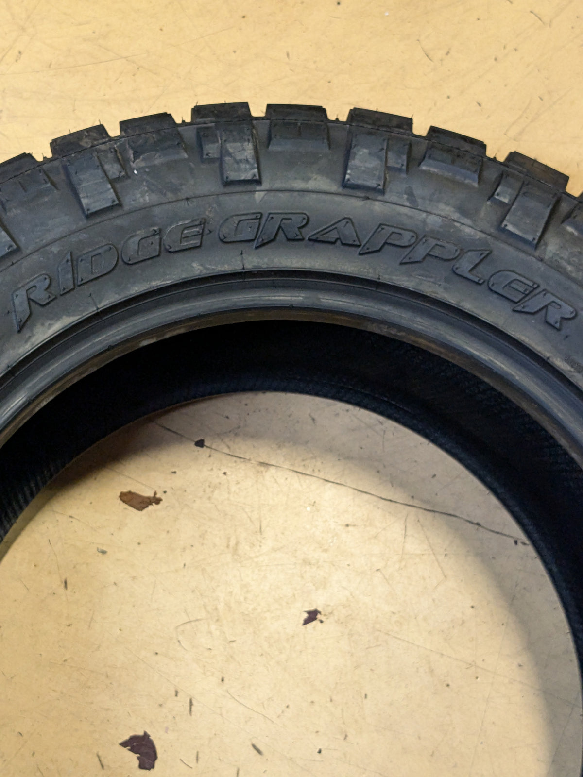 USED 14/32" NITTO RIDGE GRAPPLER LT 285 60 20 122Q 10 PLY ALL TERRAIN TIRE 217400