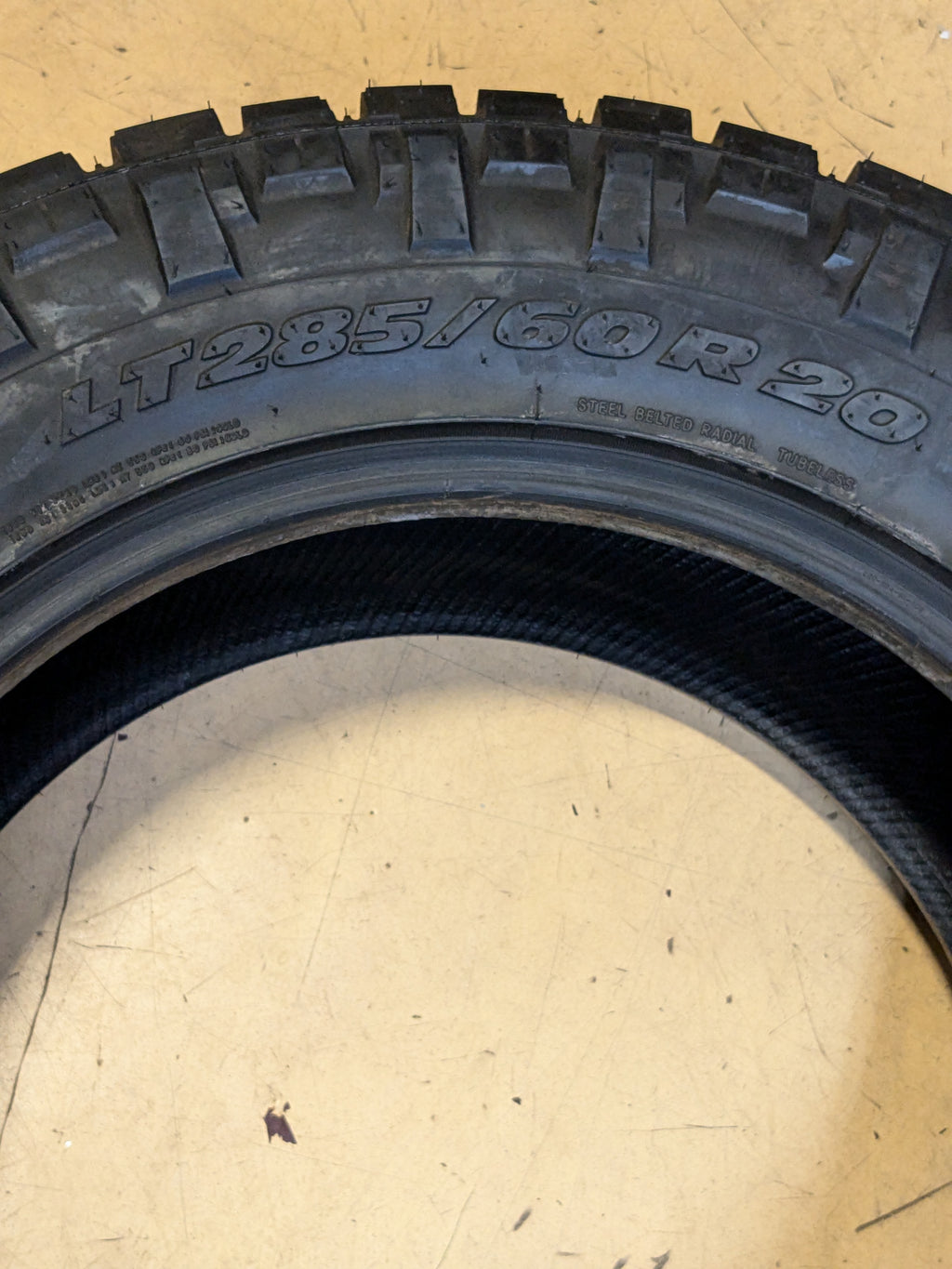 USED 14/32" NITTO RIDGE GRAPPLER LT 285 60 20 122Q 10 PLY ALL TERRAIN TIRE 217400
