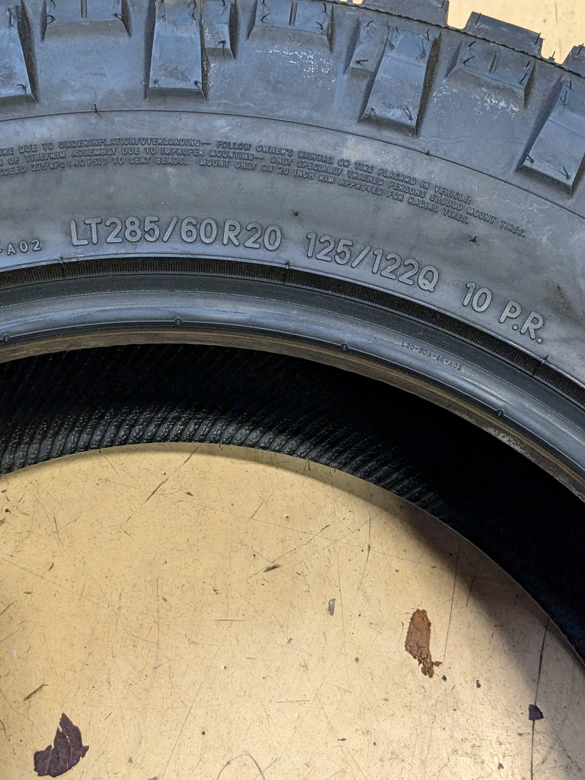 USED 14/32" NITTO RIDGE GRAPPLER LT 285 60 20 122Q 10 PLY ALL TERRAIN TIRE 217400