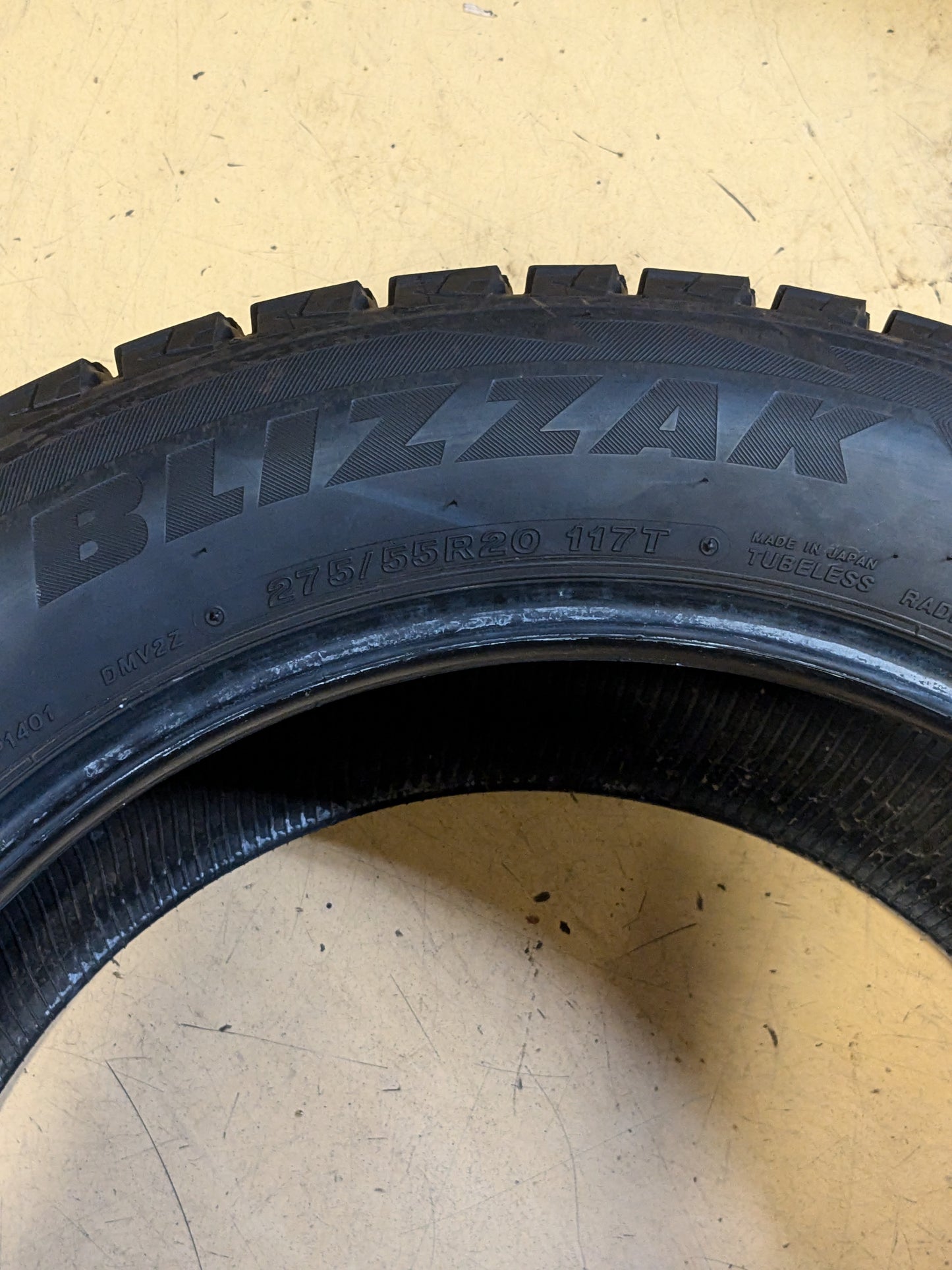 2 BRIDGESTONE BLIZZAK DM-V2 275 55 20 117T WINTER TIRE STUDLESS 015845
