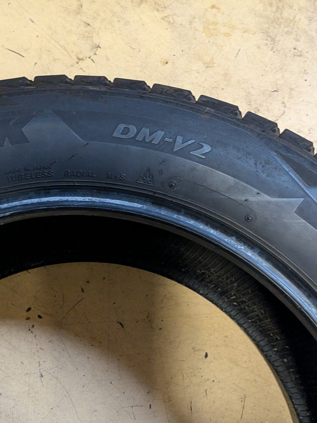 2 BRIDGESTONE BLIZZAK DM-V2 275 55 20 117T WINTER TIRE STUDLESS 015845