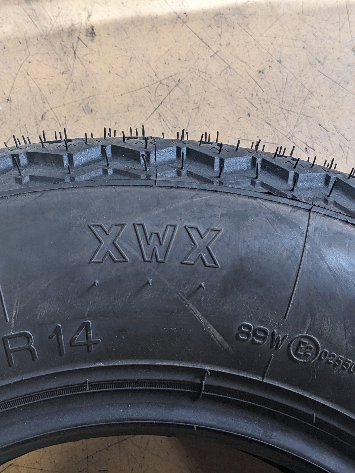 MICHELIN XWX 205 70 14 89W 74904