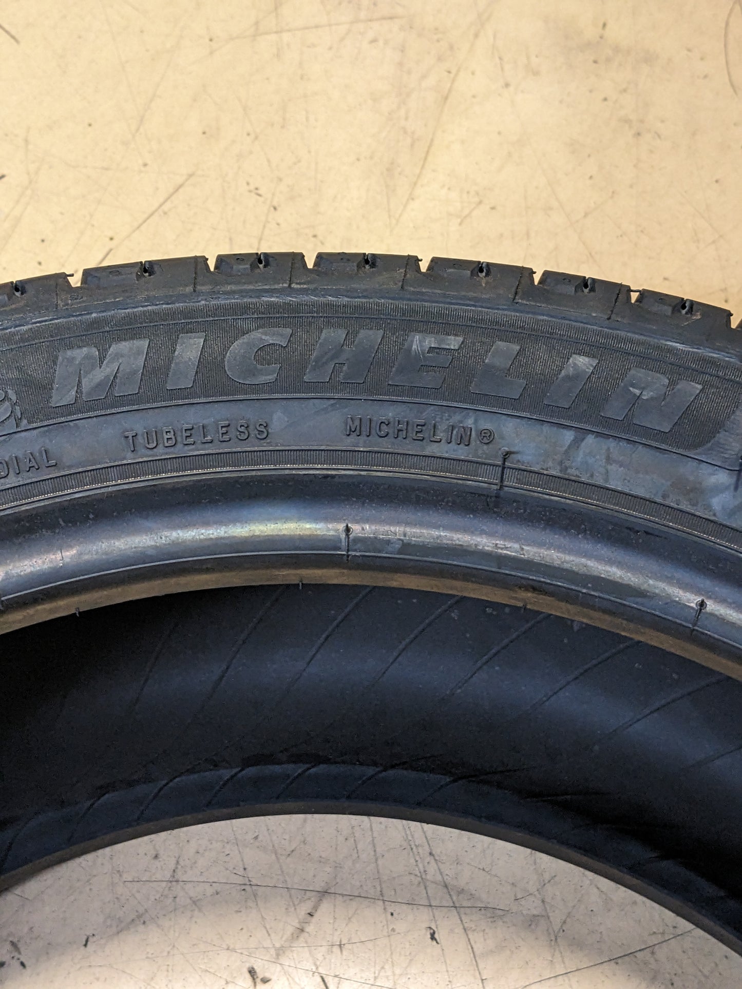 MICHELIN DEFENDER 2 235 45 18 98V ALL SEASON TIRE 158513