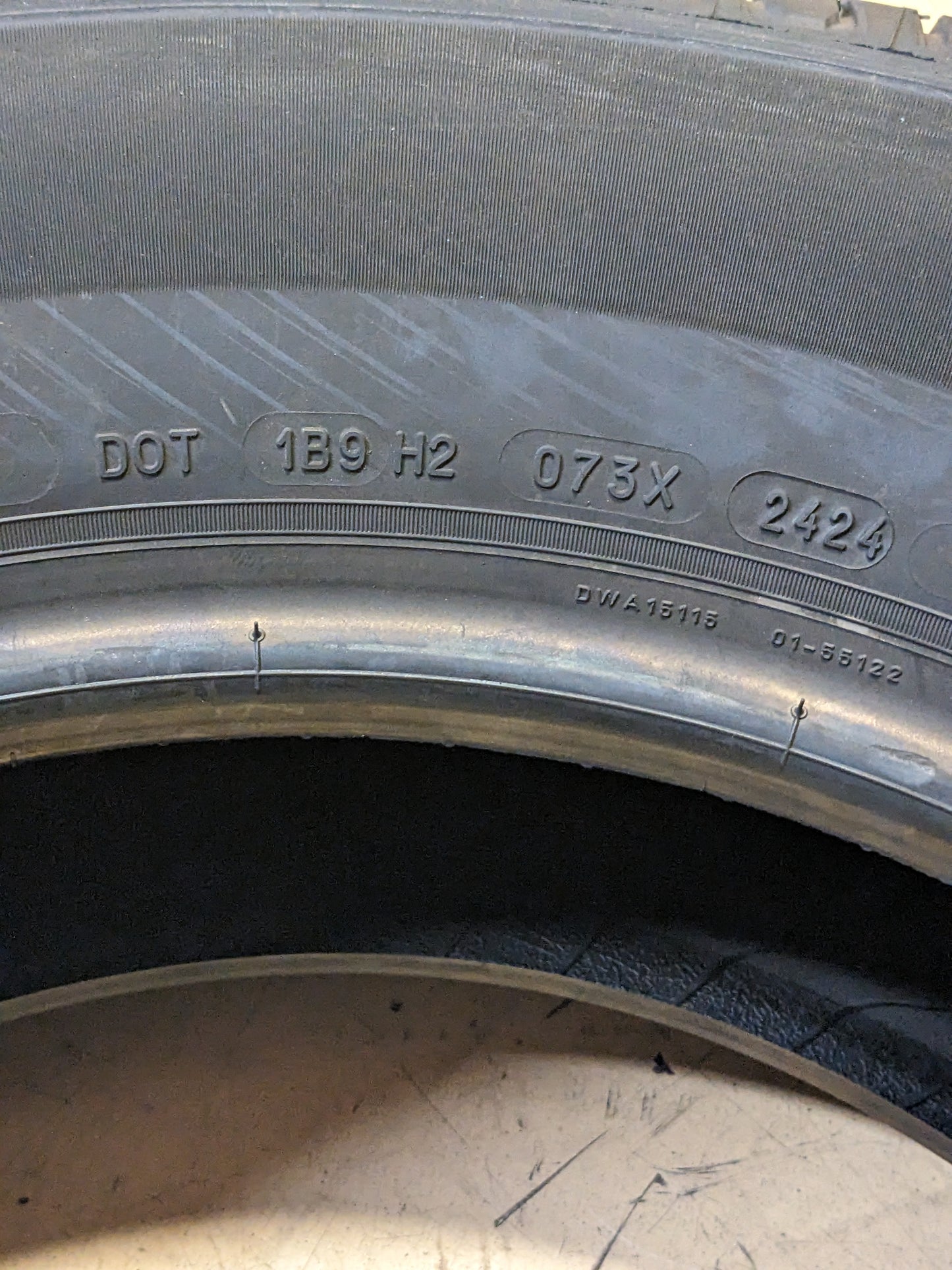 4 MICHELIN DEFENDER 2 235 65 17 104H ALL SEASON TIRE 08758