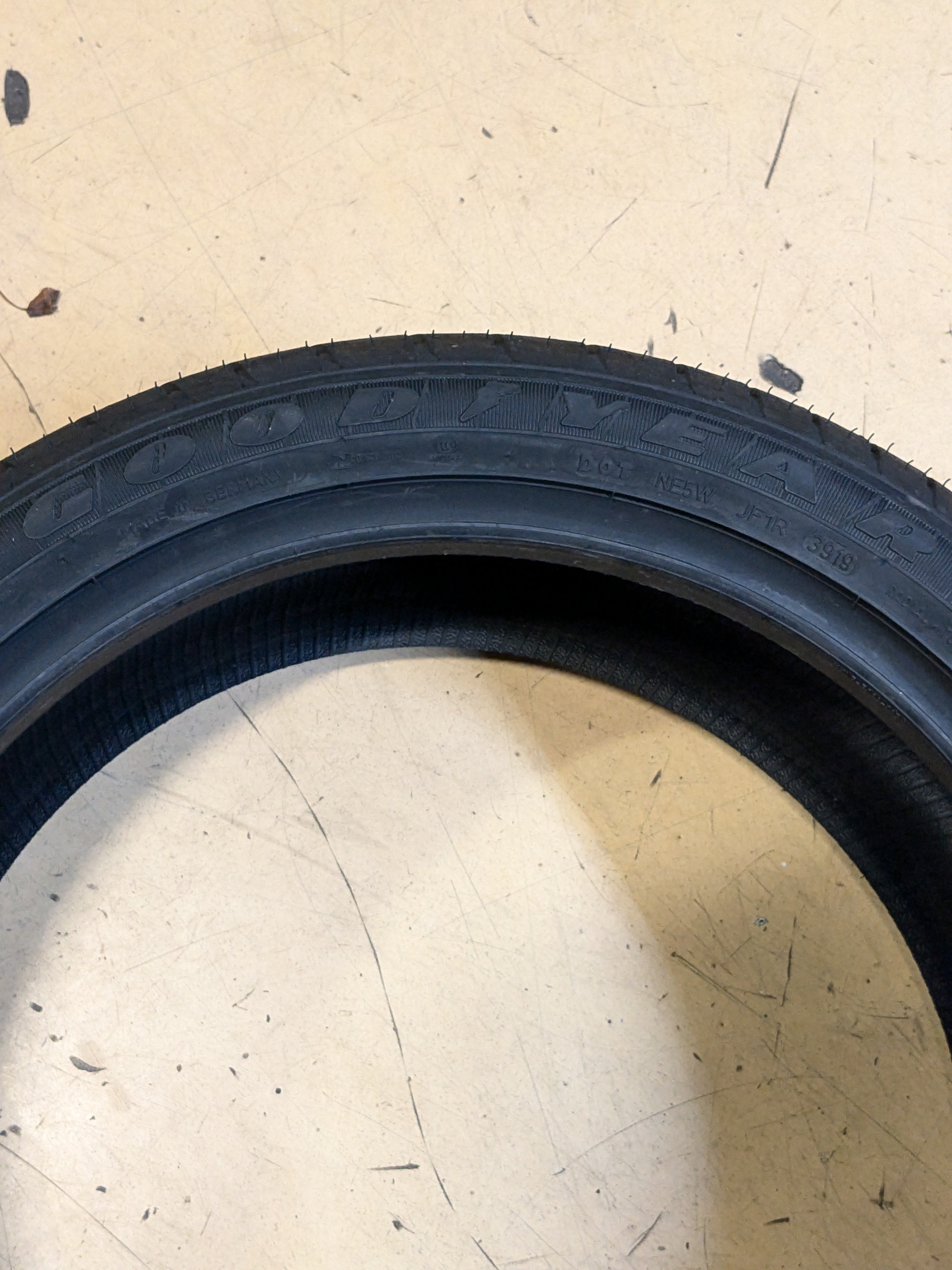 OLD STOCK GOODYEAR EAGLE LS2 255 40 19 100H ALL SEASON TIRE 706195308