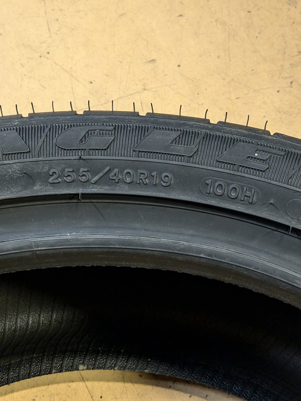 OLD STOCK GOODYEAR EAGLE LS2 255 40 19 100H ALL SEASON TIRE 706195308