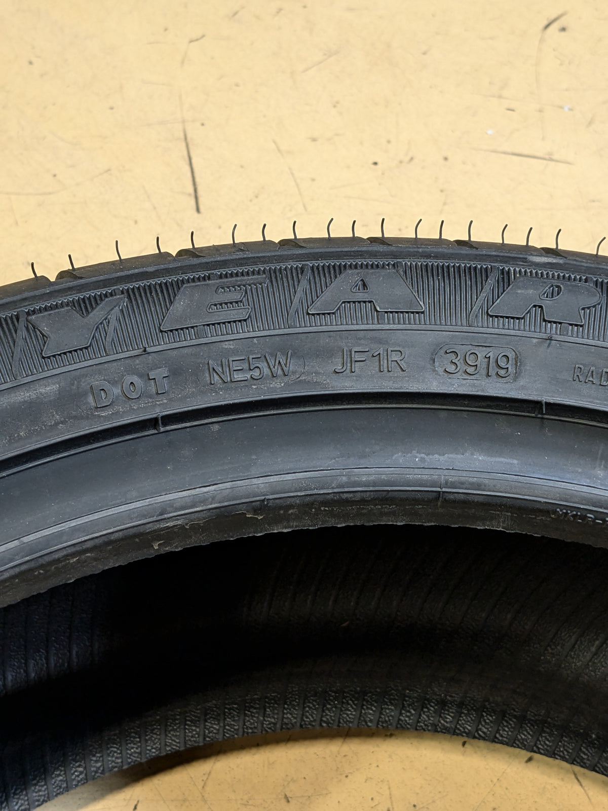 OLD STOCK GOODYEAR EAGLE LS2 255 40 19 100H ALL SEASON TIRE 706195308