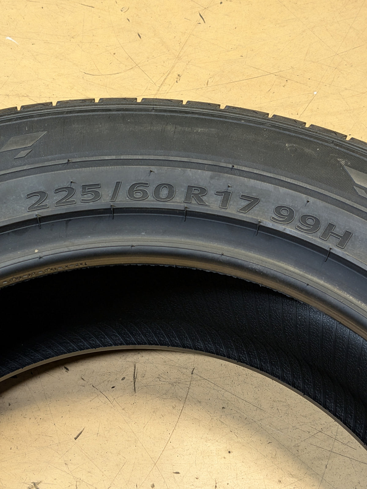 KUMHO CRUGEN PREMIUM KL33 225 60 17 99H 2172063 ALL SEASON TIRE