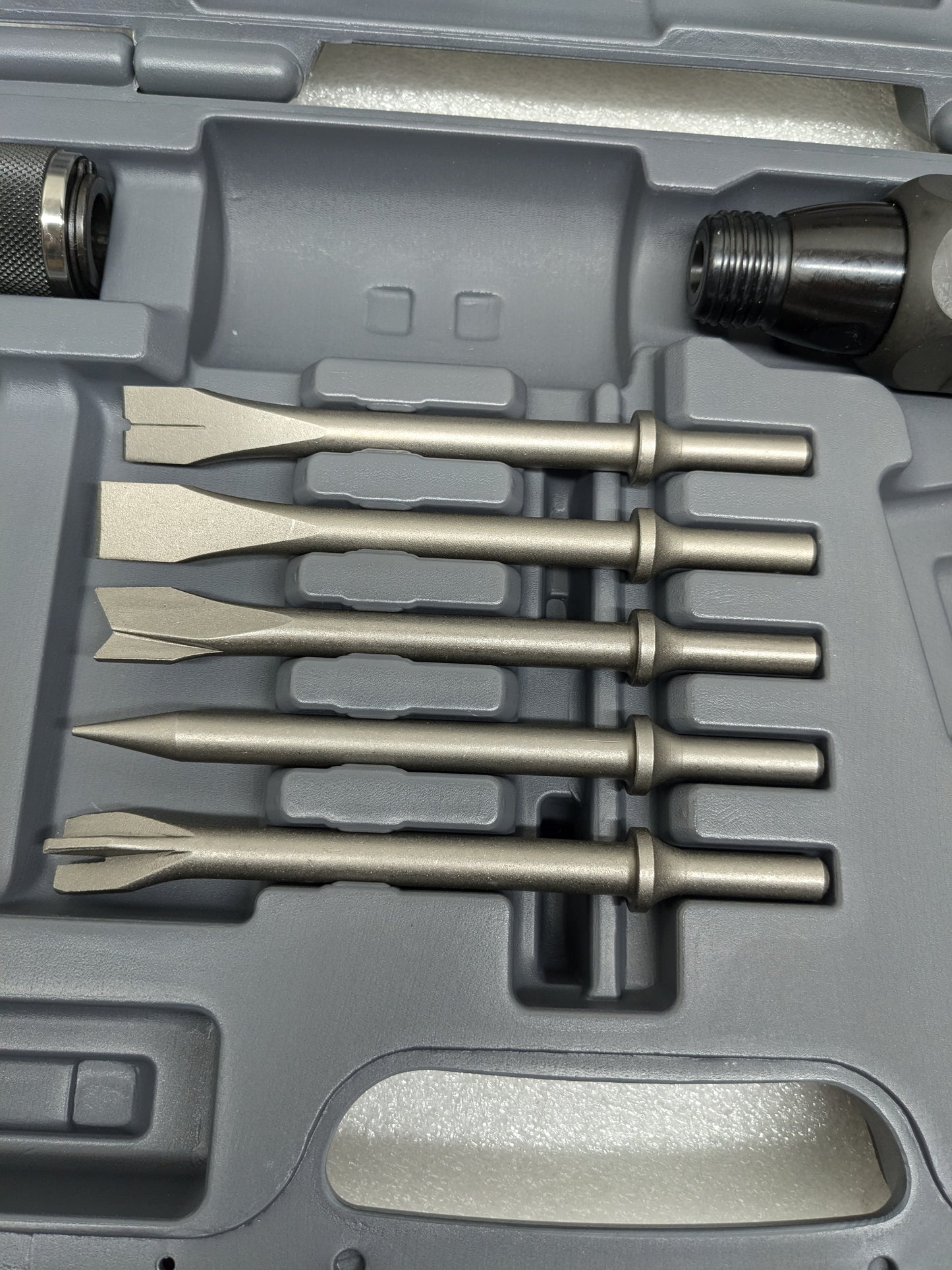 INGERSOLL RAND 123MAXK VIBRATION REDUCED AIR HAMMER 5-PIECE CHISEL SET, 3,530 BPM, 2-5/8" STROKE, ROUND SHANK