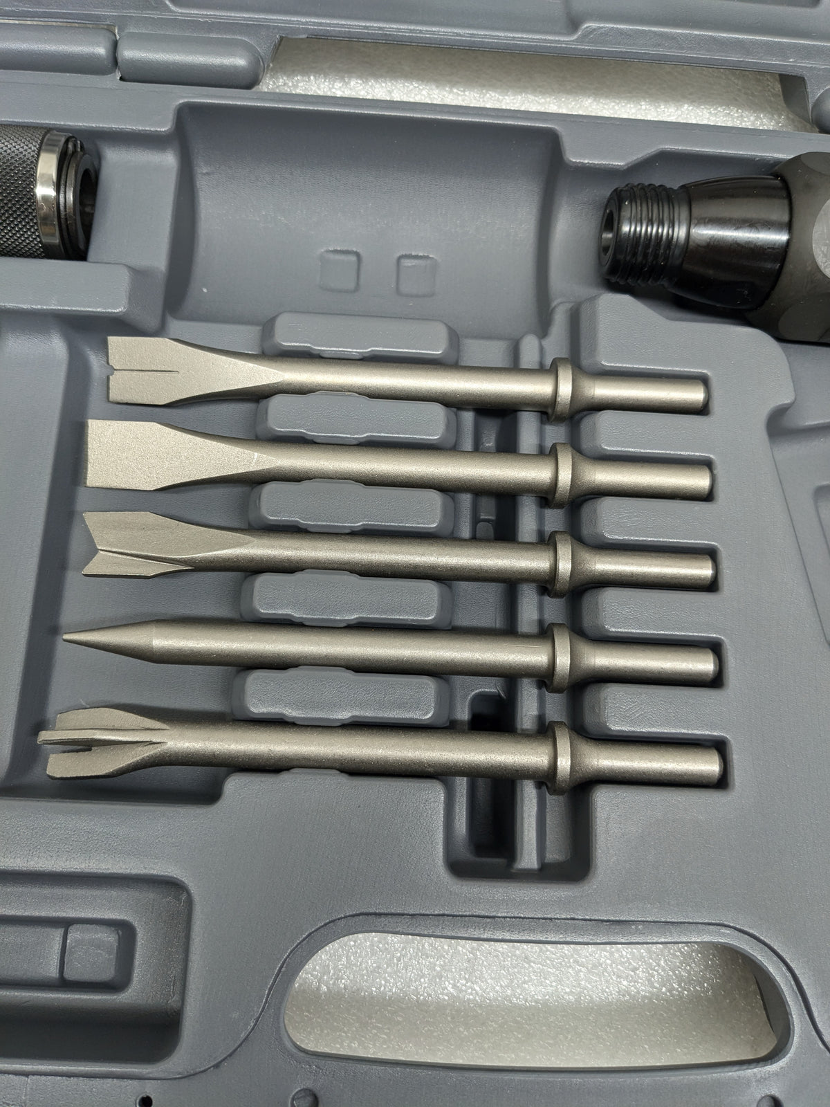 INGERSOLL RAND 123MAXK VIBRATION REDUCED AIR HAMMER 5-PIECE CHISEL SET, 3,530 BPM, 2-5/8" STROKE, ROUND SHANK