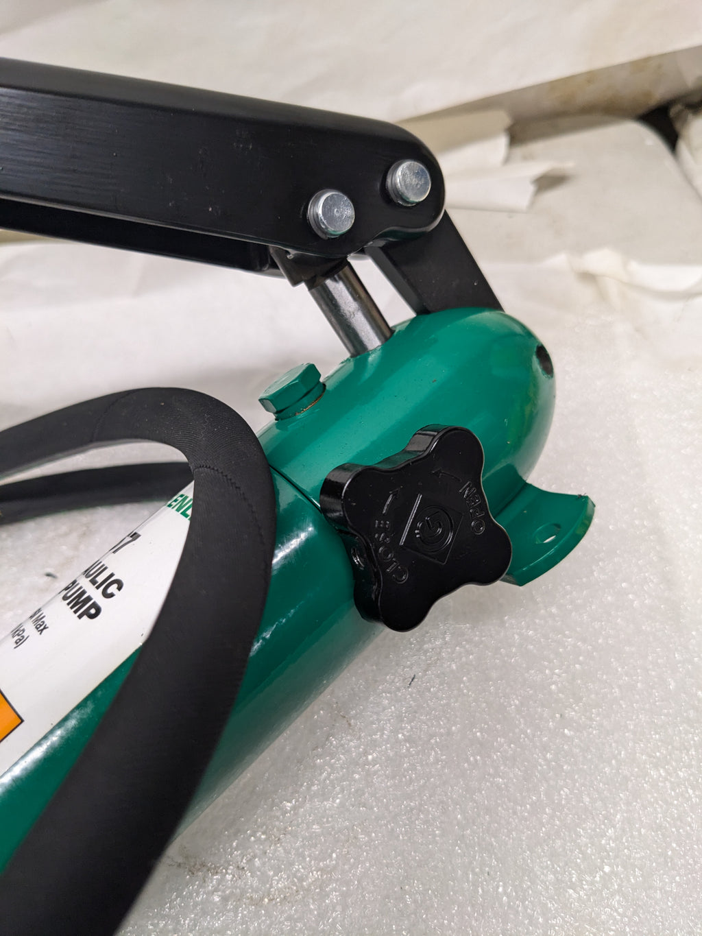 GREENLEE 7310SB HYDRAULIC KNOCKOUT KIT 11-TON WITH HAND PUMP AND SLUG-BUSTER® 1/2" - 4"