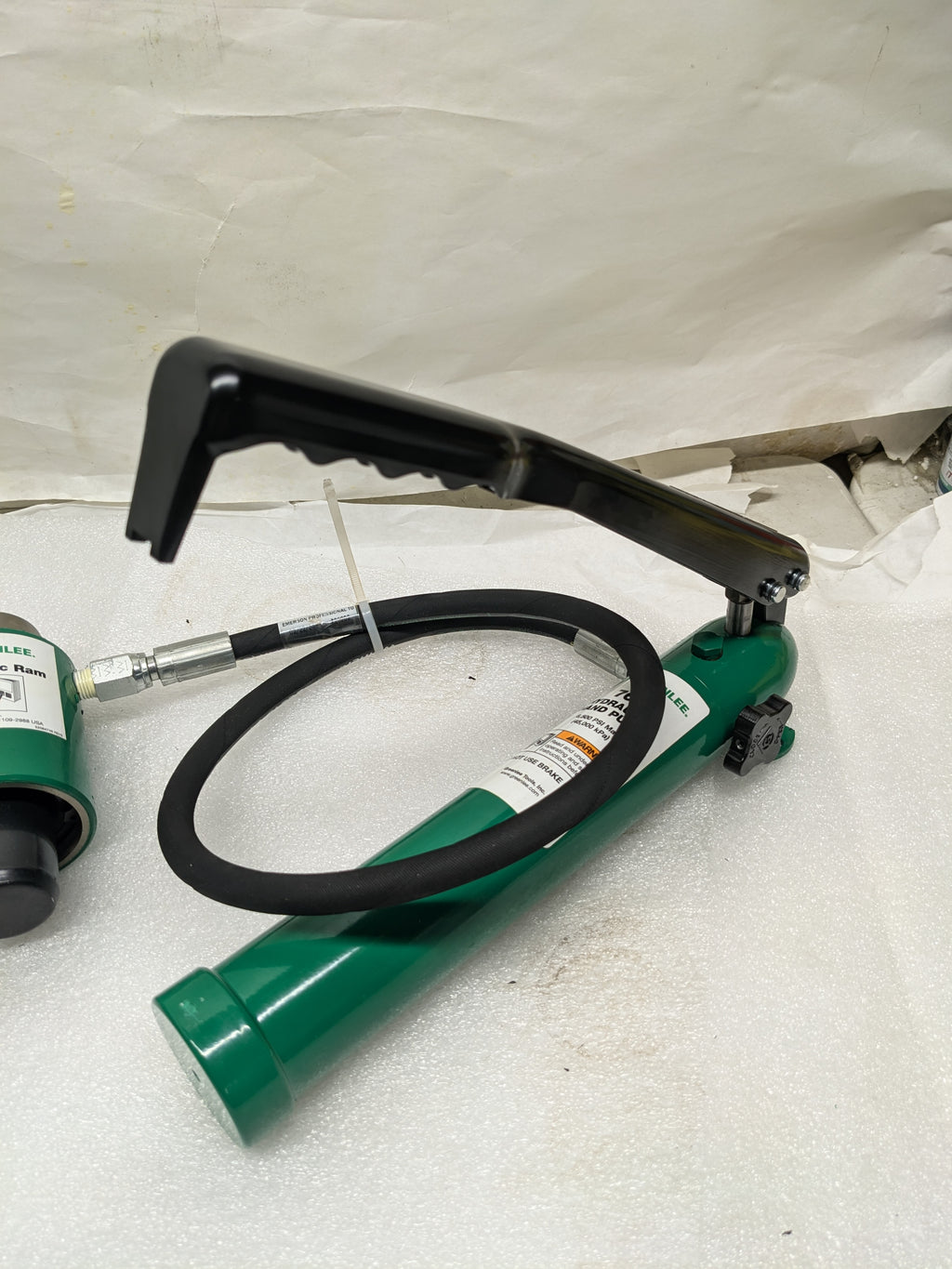 GREENLEE 7310SB HYDRAULIC KNOCKOUT KIT 11-TON WITH HAND PUMP AND SLUG-BUSTER® 1/2" - 4"