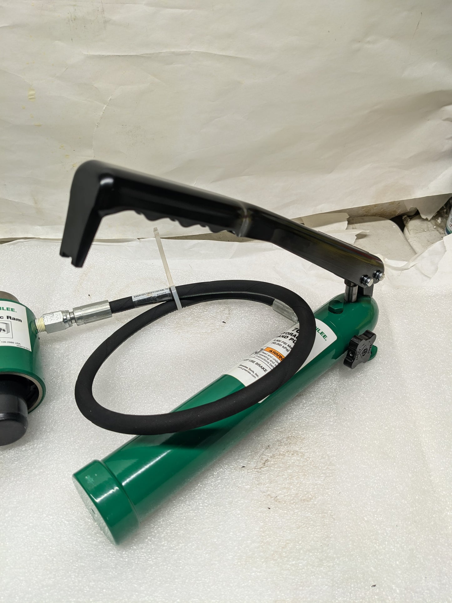 GREENLEE 7310SB HYDRAULIC KNOCKOUT KIT 11-TON WITH HAND PUMP AND SLUG-BUSTER® 1/2" - 4"