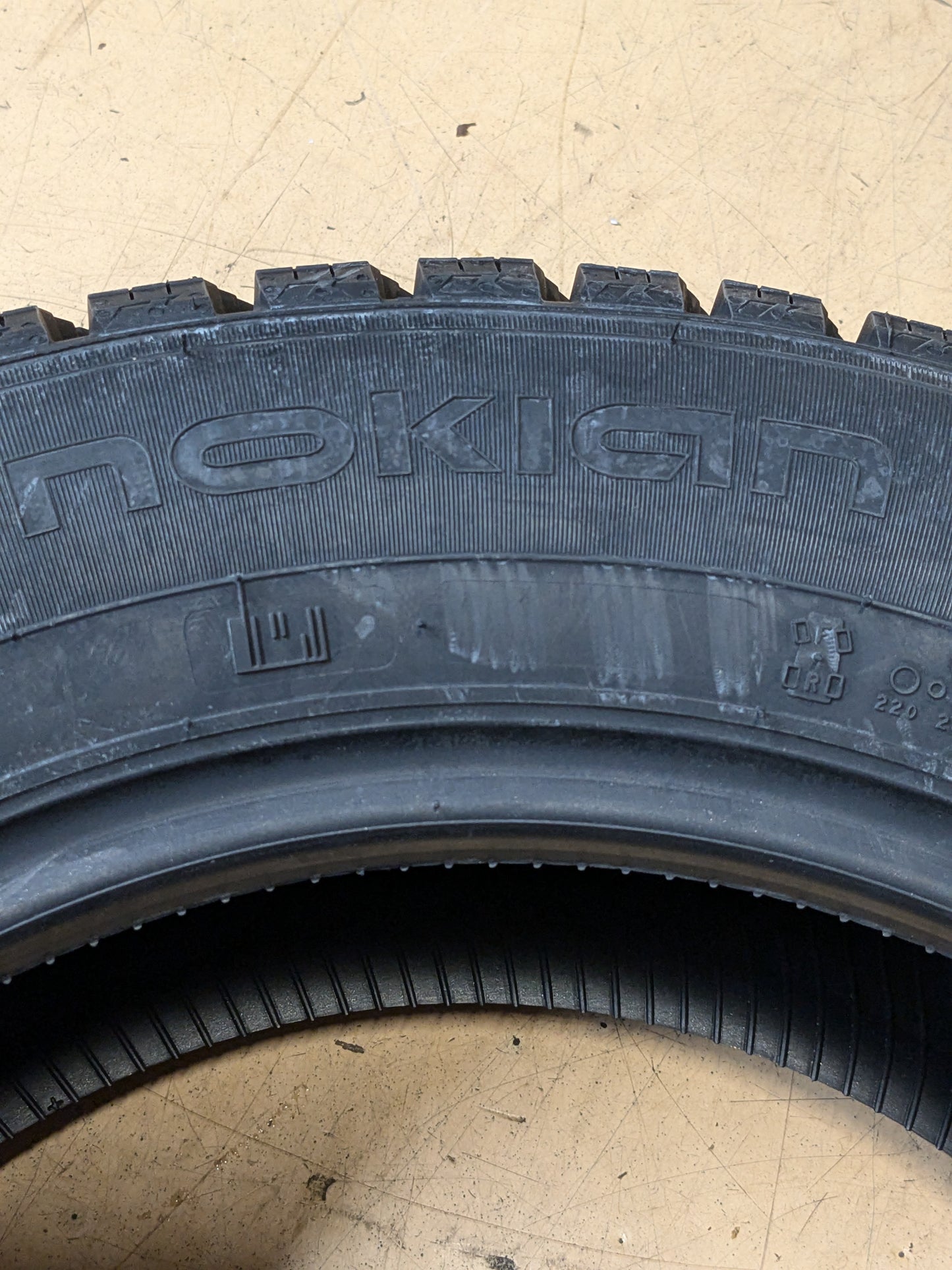 2 NOKIAN HAKKAPELIITTA 10 (STUDDED) 185 65 15 92T PASSENGER WINTER TIRE TS32424