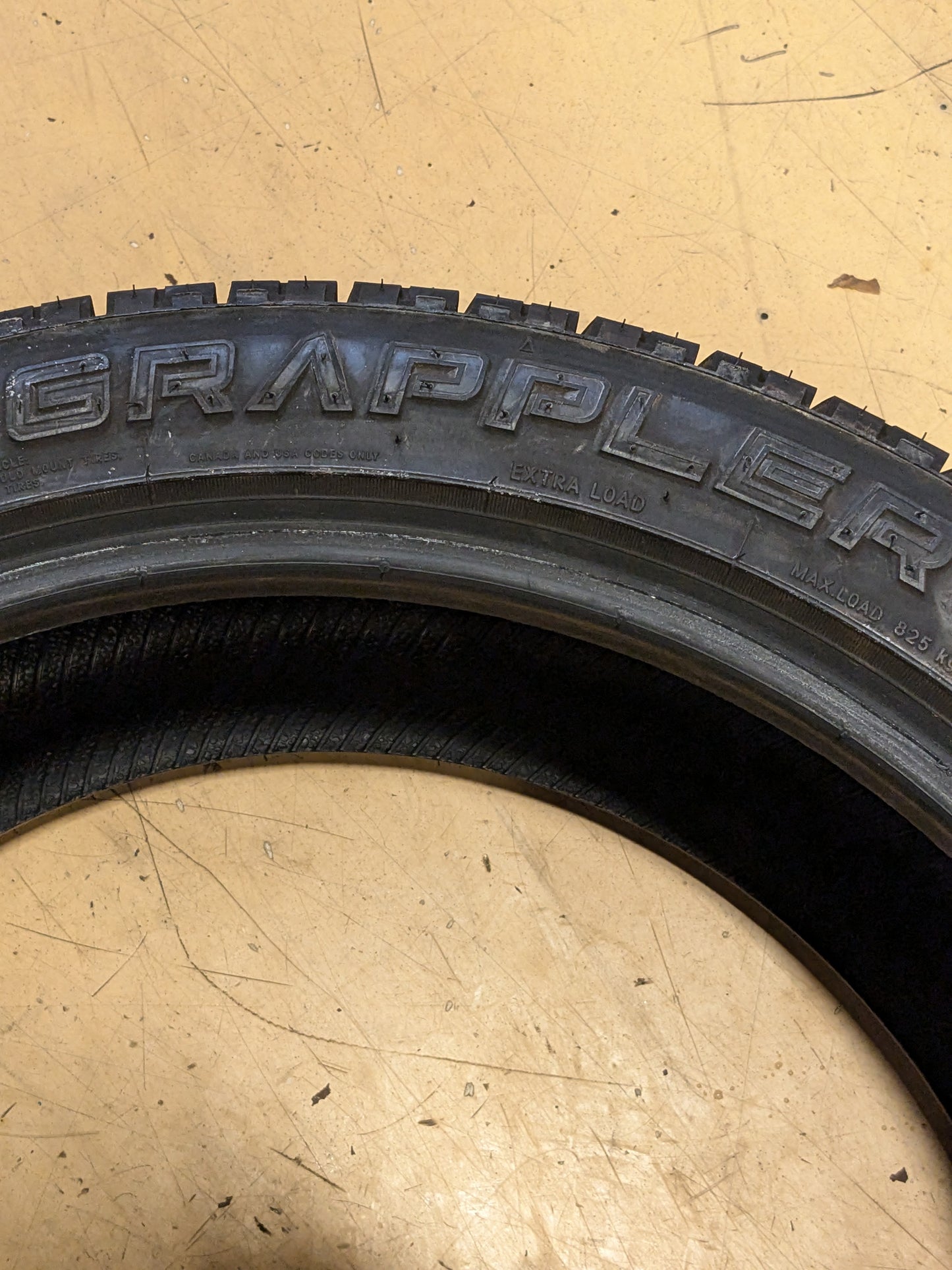 USED 12/32" NITTO NOMAD GRAPPLER 255 40 20 101H ALL TERRAIN SUV/CROSSOVER TIRE 212290