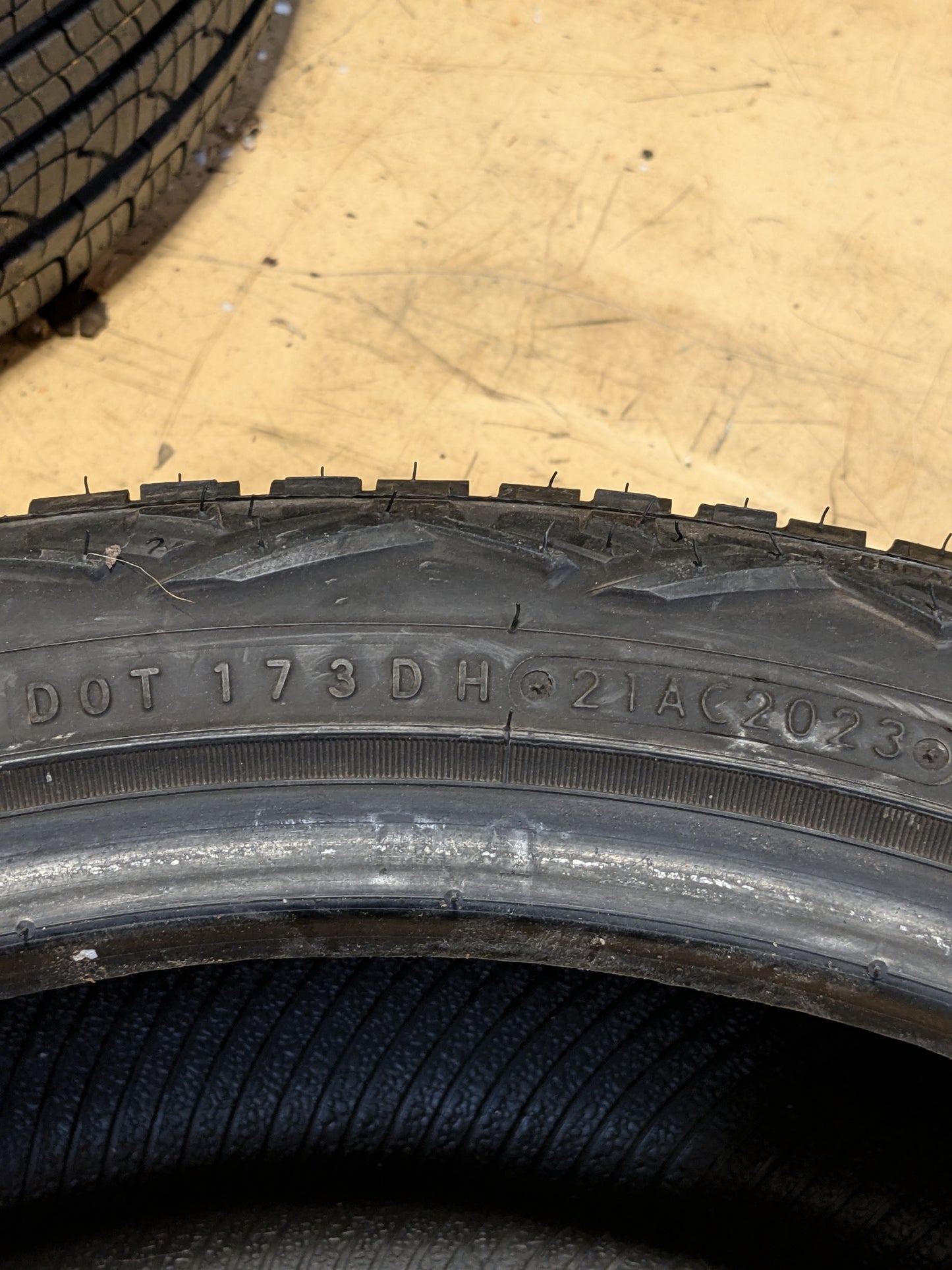 USED 12/32" NITTO NOMAD GRAPPLER 255 40 20 101H ALL TERRAIN SUV/CROSSOVER TIRE 212290
