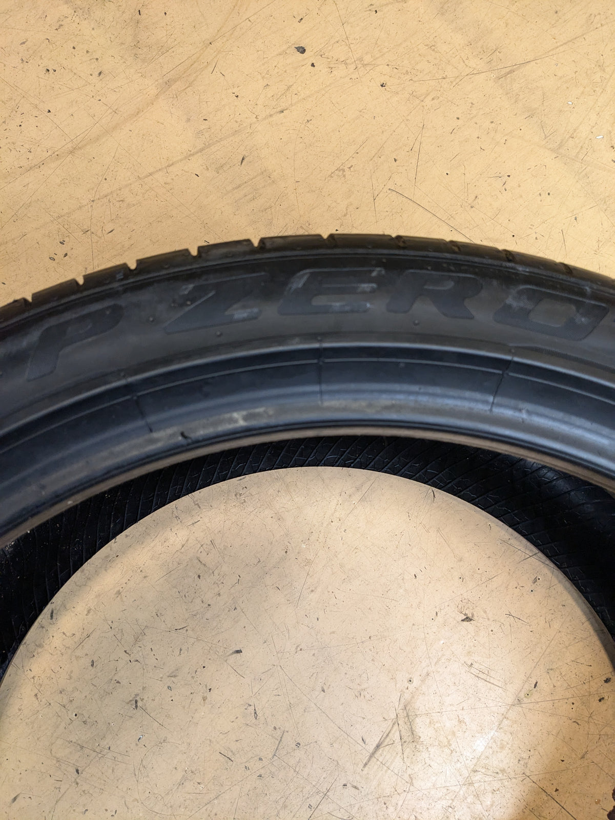 OLD STOCK USED 7/32" PIRELLI P ZERO (PZ4) 305 35 21 109Y TIRE OEM SYMBOL (B) 2679300
