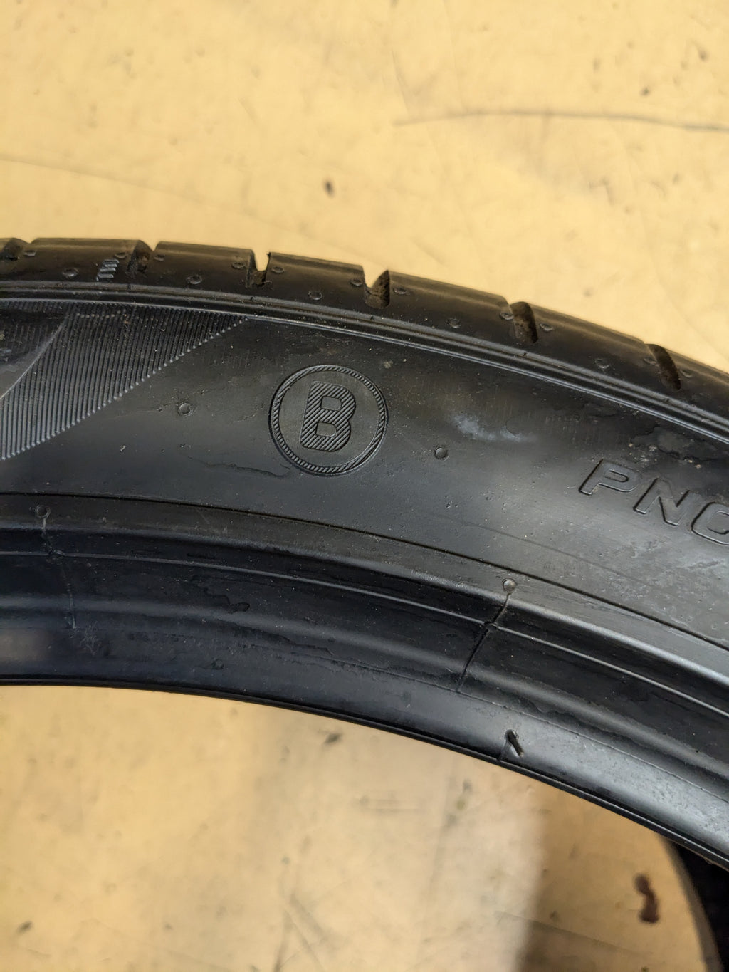 OLD STOCK USED 7/32" PIRELLI P ZERO (PZ4) 305 35 21 109Y TIRE OEM SYMBOL (B) 2679300
