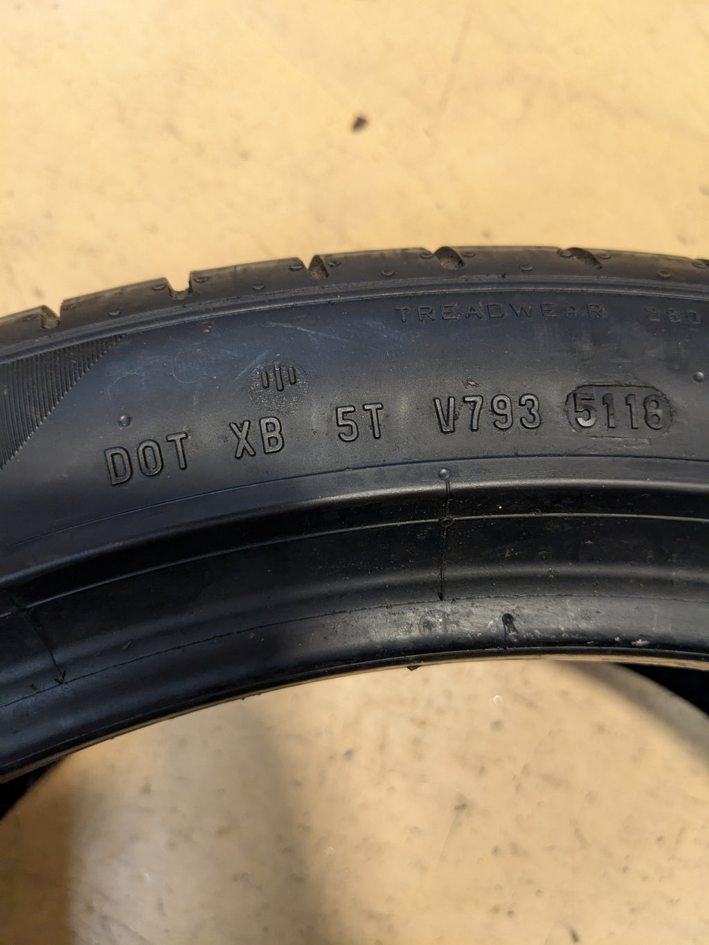 OLD STOCK USED 7/32" PIRELLI P ZERO (PZ4) 305 35 21 109Y TIRE OEM SYMBOL (B) 2679300