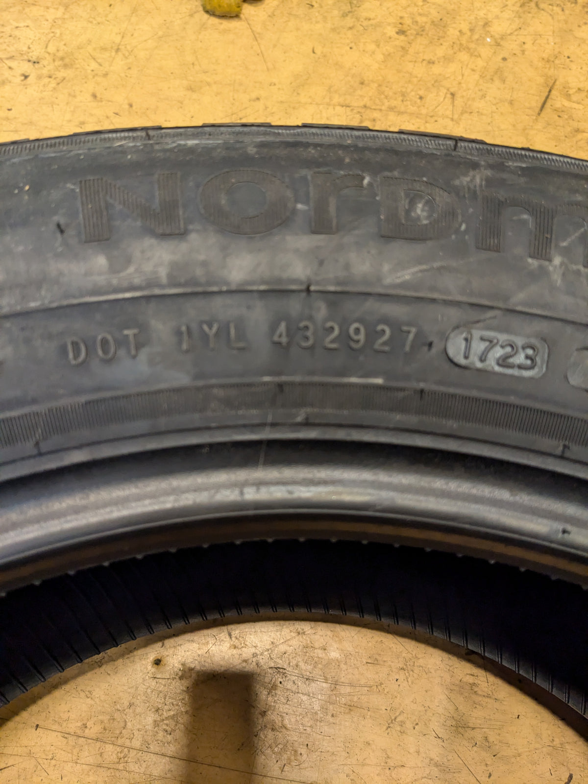 2 NOKIAN NORDMAN 9 225 60 17 103T WINTER TIRE T432927