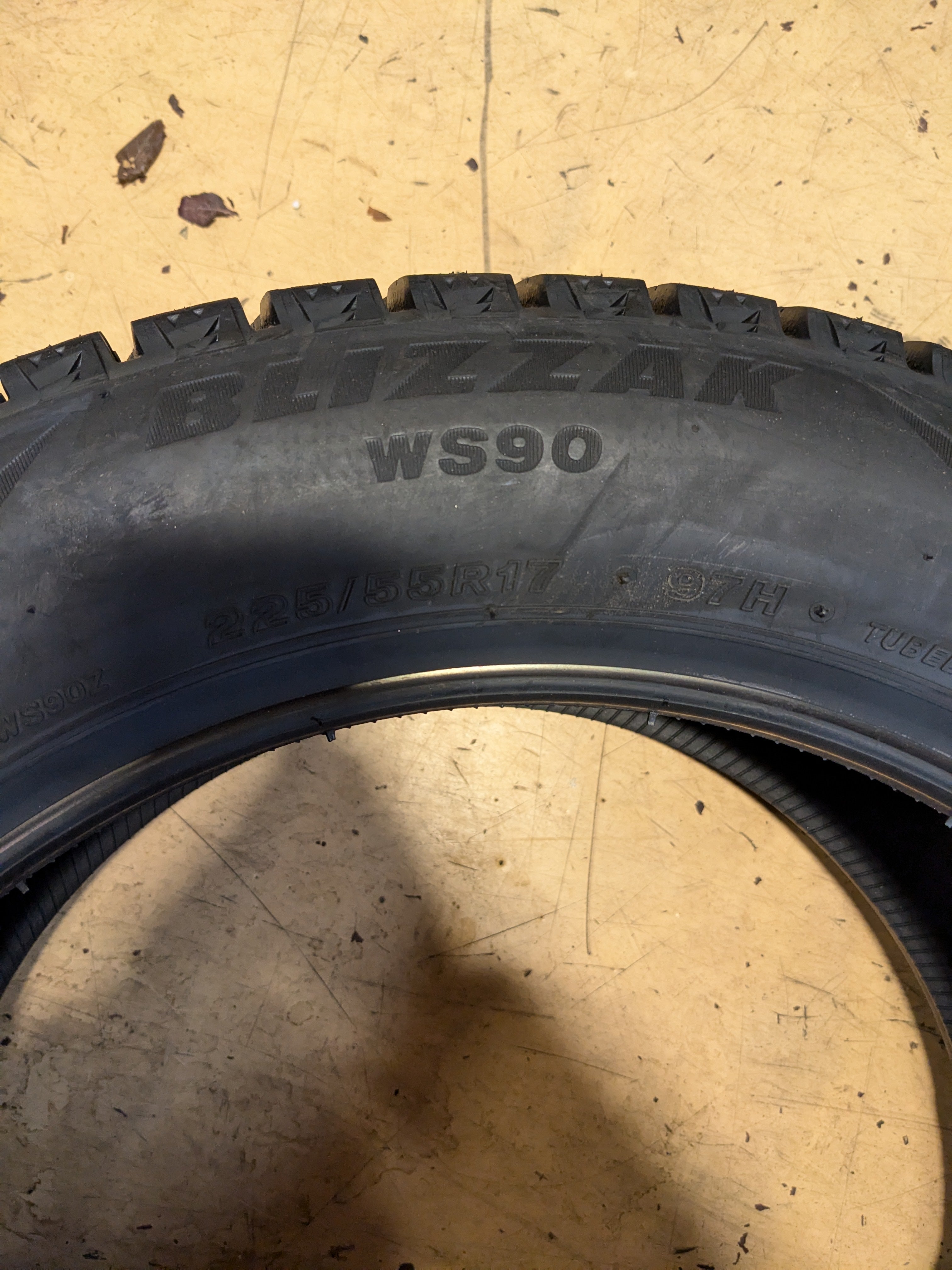 NOS BRIDGESTONE BLIZZAK WS90 225 55 17 97H WINTER TIRES 001132