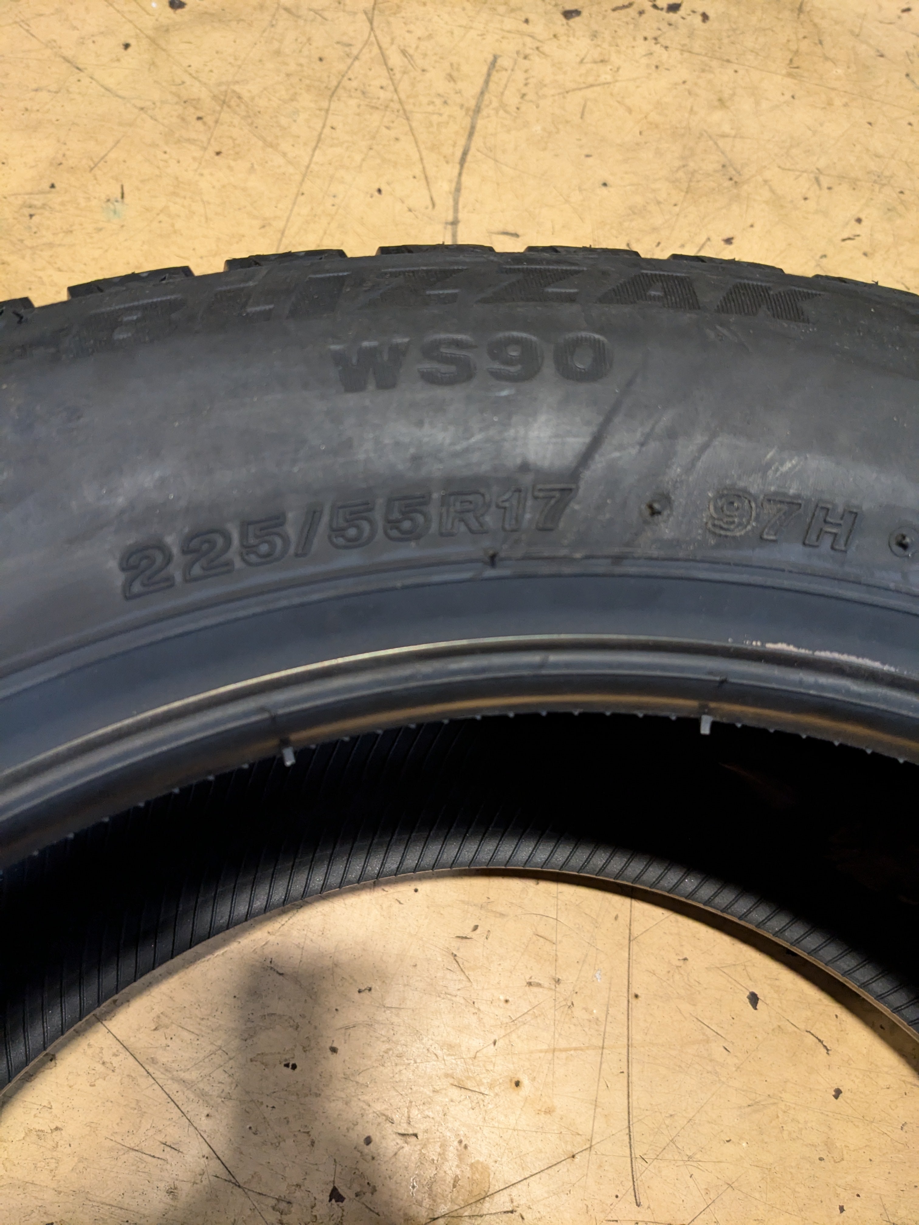 NOS BRIDGESTONE BLIZZAK WS90 225 55 17 97H WINTER TIRES 001132