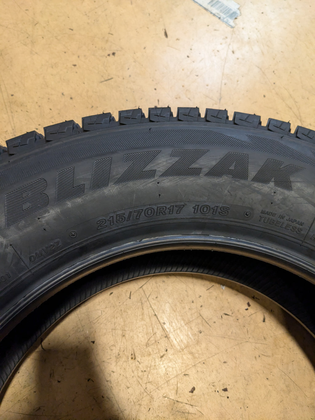 2 BRIDGESTONE BLIZZAK DM-V2 BSW P 215 70 17 101S WINTER TIRE 016338