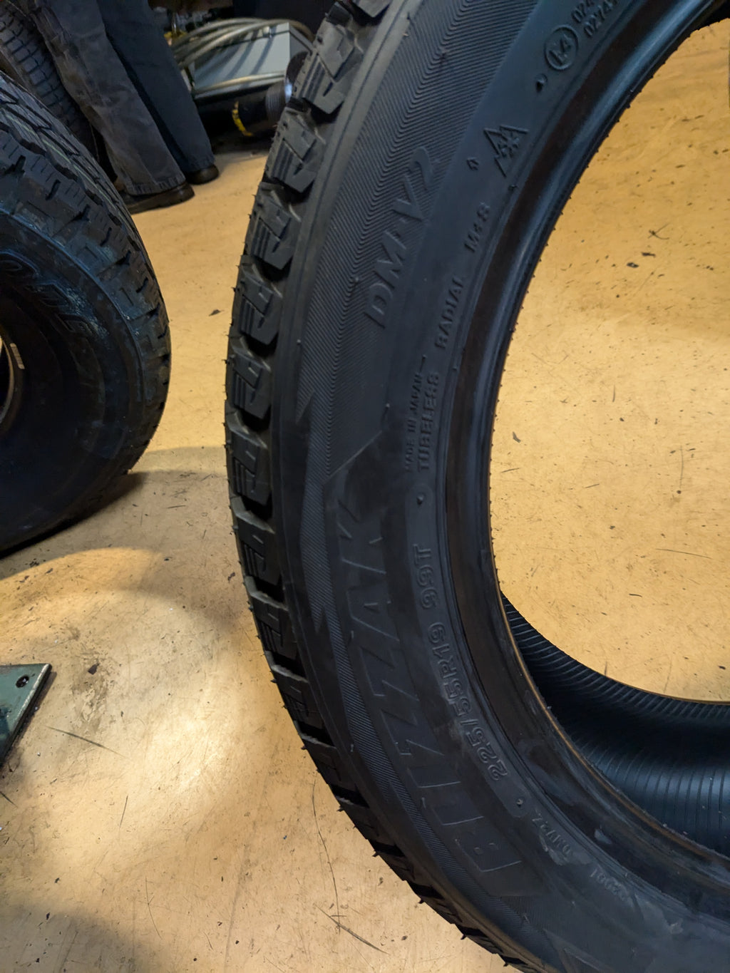BRIDGESTONE BLIZZAK DM-V2 P 225 55 19 99T SL SNOW WINTER TIRE 004308