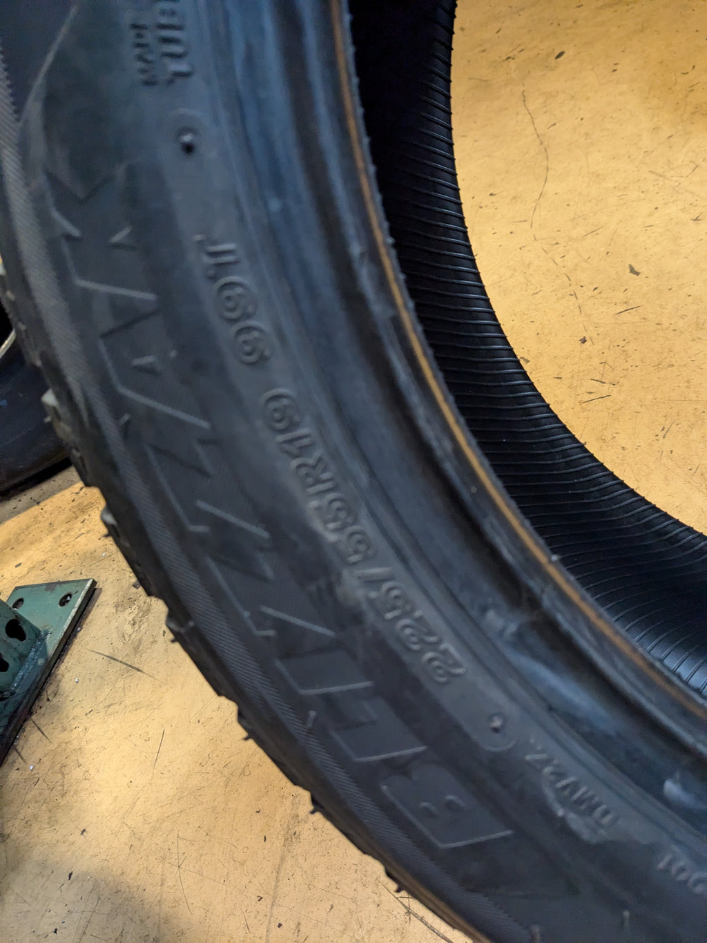 BRIDGESTONE BLIZZAK DM-V2 P 225 55 19 99T SL SNOW WINTER TIRE 004308