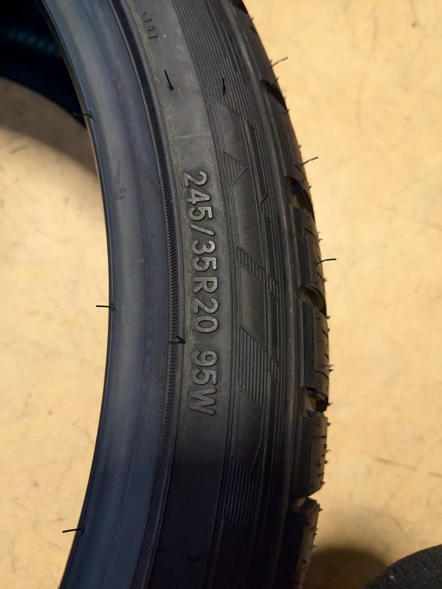 NITTO MOTIVO 365 BSW P 245/35R20 95W ALL SEASON TIRE 261250