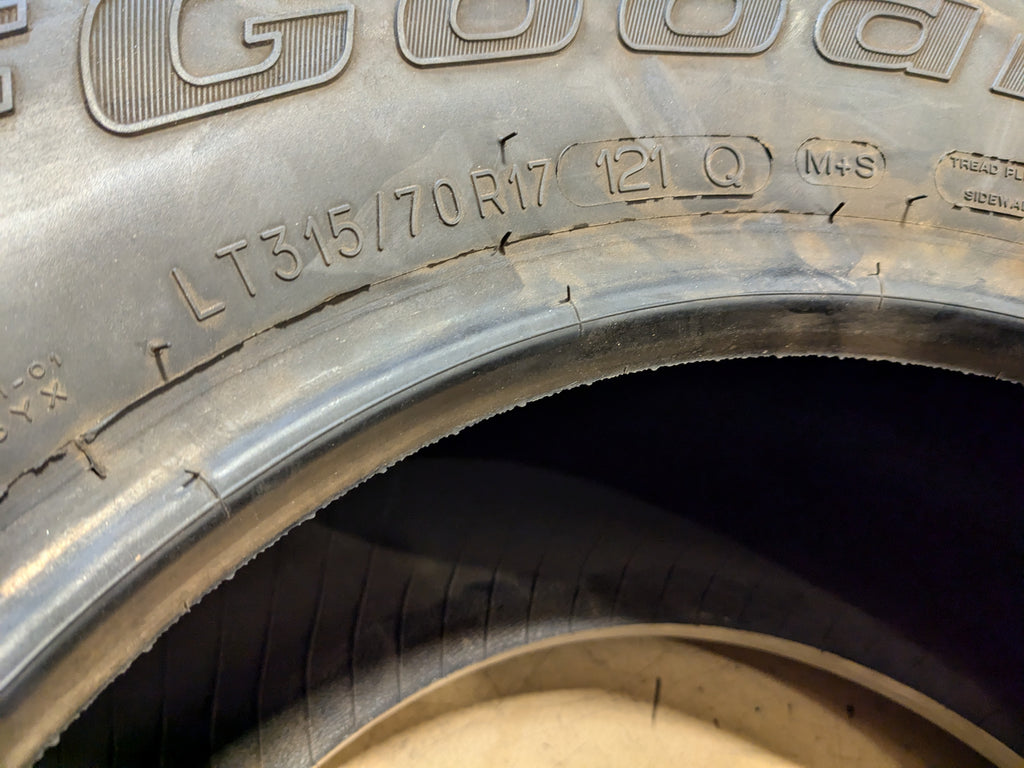 NOS BFGOODRICH MUD-TERRAIN T/A KM3 BSW P 315 70 17 121Q  TIRE 69713