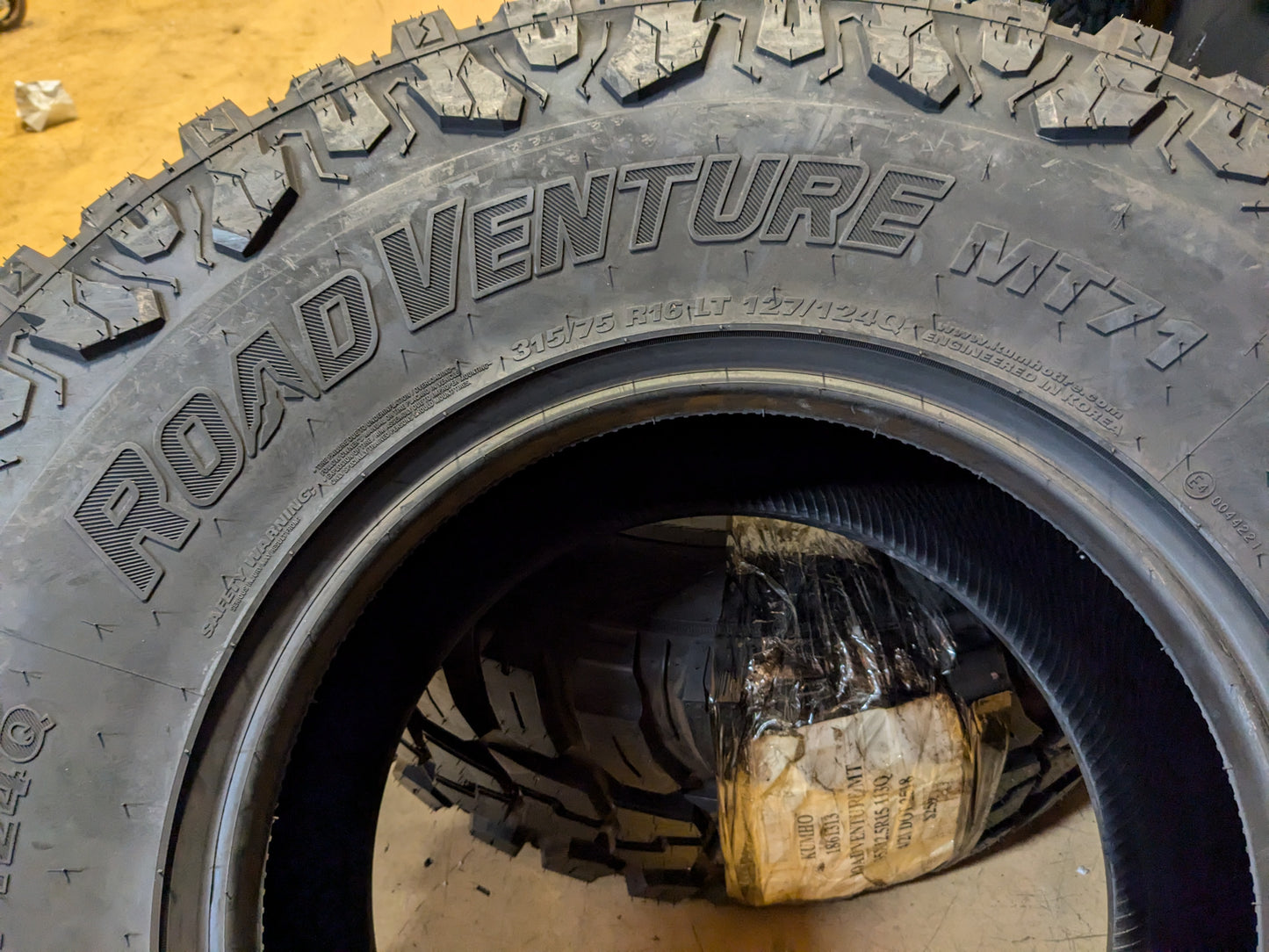 KUMHO ROAD VENTURE MT71 BSW LT 315 75 16 127/124Q E MUD TERRAIN TIRE 2262713