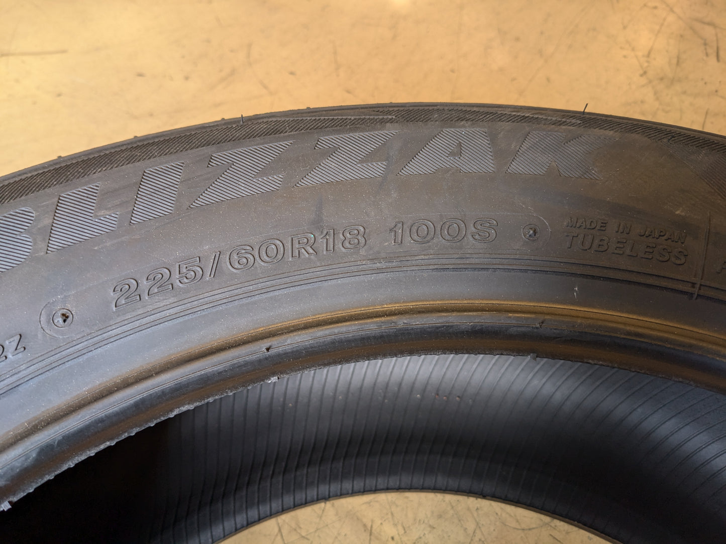 BRIDGESTONE BLIZZAK DM-V2 BSW LT 225 60 18 100S WINTER TIRE 004301