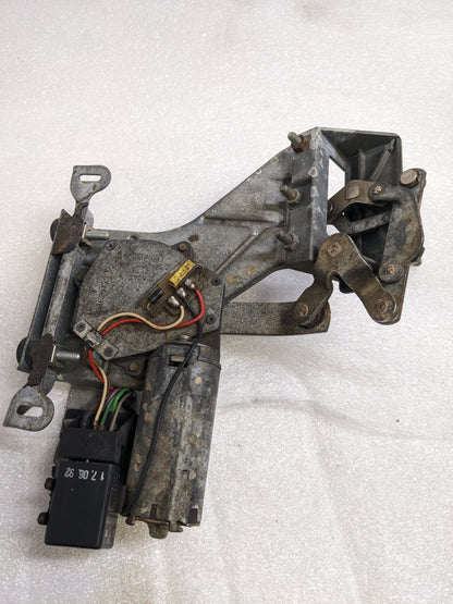 PORSCHE 96462812000/96262808700 WIPER MOTOR WITH BLADE MOUNT BRACKET FOR  911 (1989-1998) USED R23T6