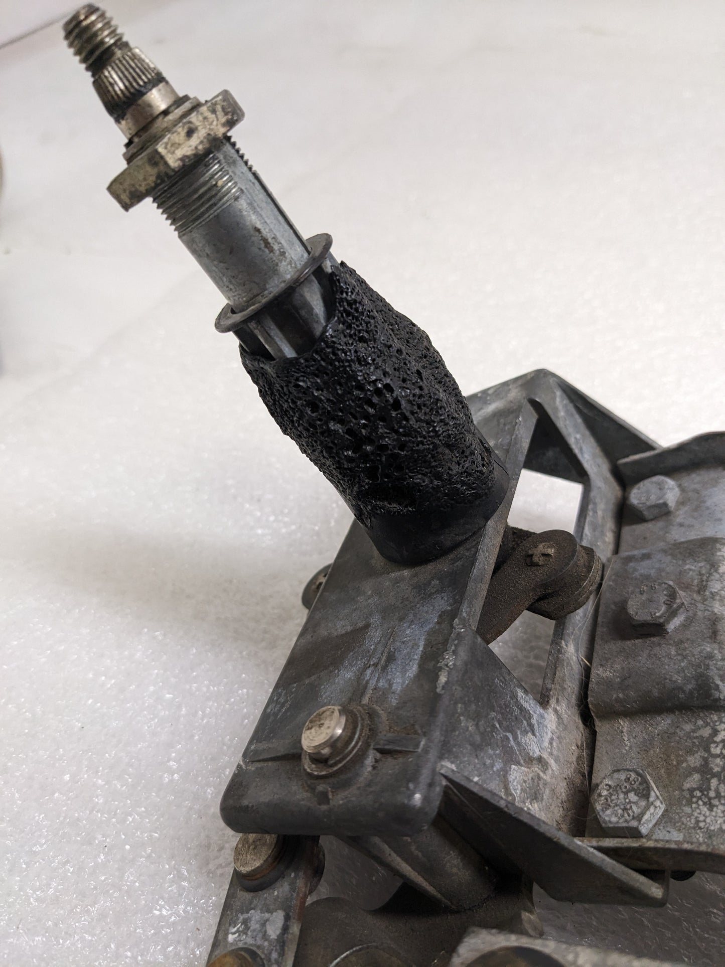 PORSCHE 96462812000/96262808700 WIPER MOTOR WITH BLADE MOUNT BRACKET FOR  911 (1989-1998) USED R23T6