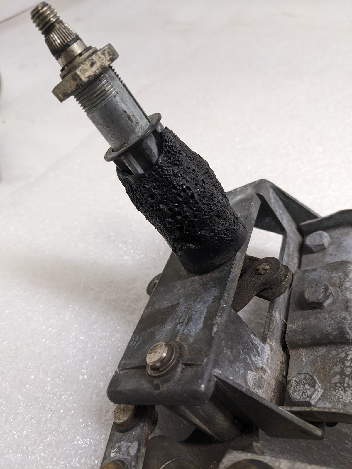 PORSCHE 96462812000/96262808700 WIPER MOTOR WITH BLADE MOUNT BRACKET FOR  911 (1989-1998) USED R23T6