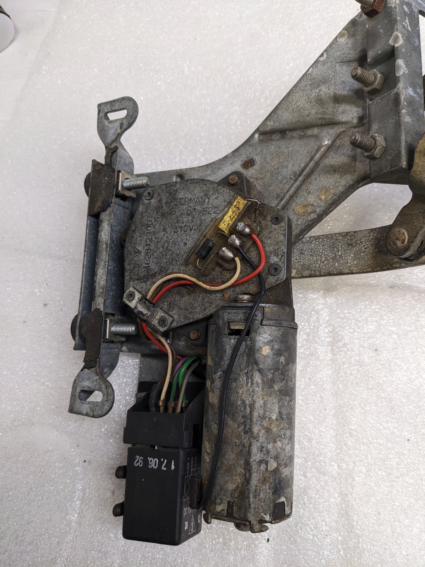 PORSCHE 96462812000/96262808700 WIPER MOTOR WITH BLADE MOUNT BRACKET FOR  911 (1989-1998) USED R23T6