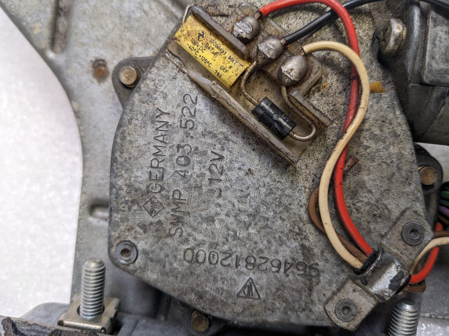 PORSCHE 96462812000/96262808700 WIPER MOTOR WITH BLADE MOUNT BRACKET FOR  911 (1989-1998) USED R23T6