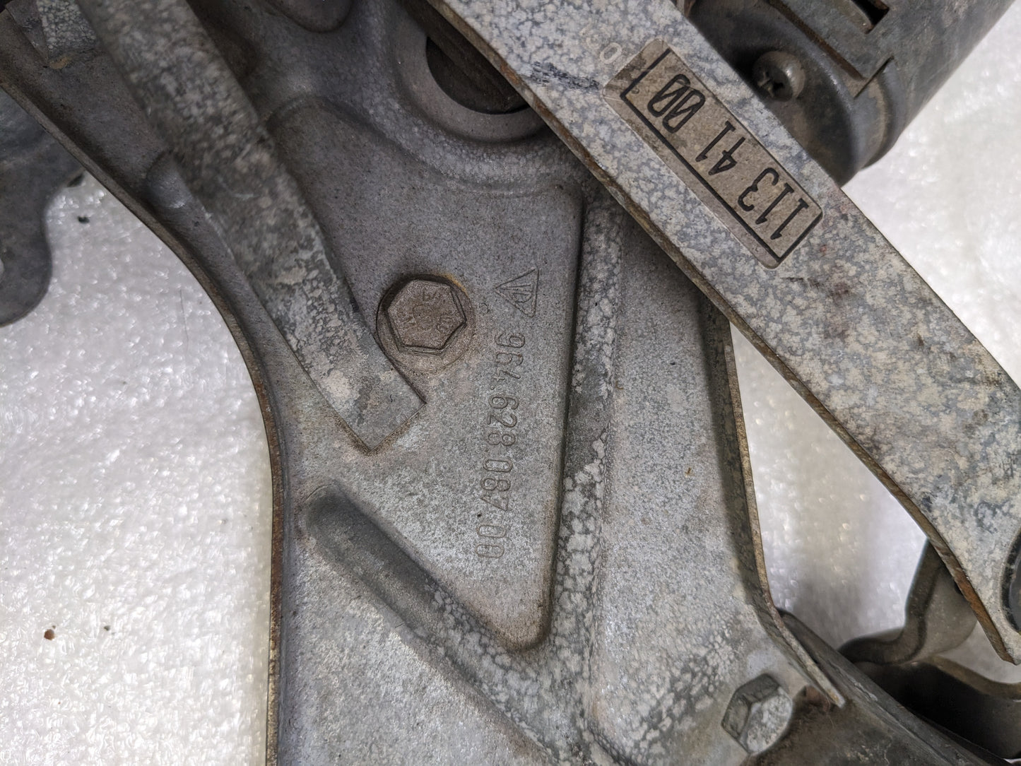 PORSCHE 96462812000/96262808700 WIPER MOTOR WITH BLADE MOUNT BRACKET FOR  911 (1989-1998) USED R23T6