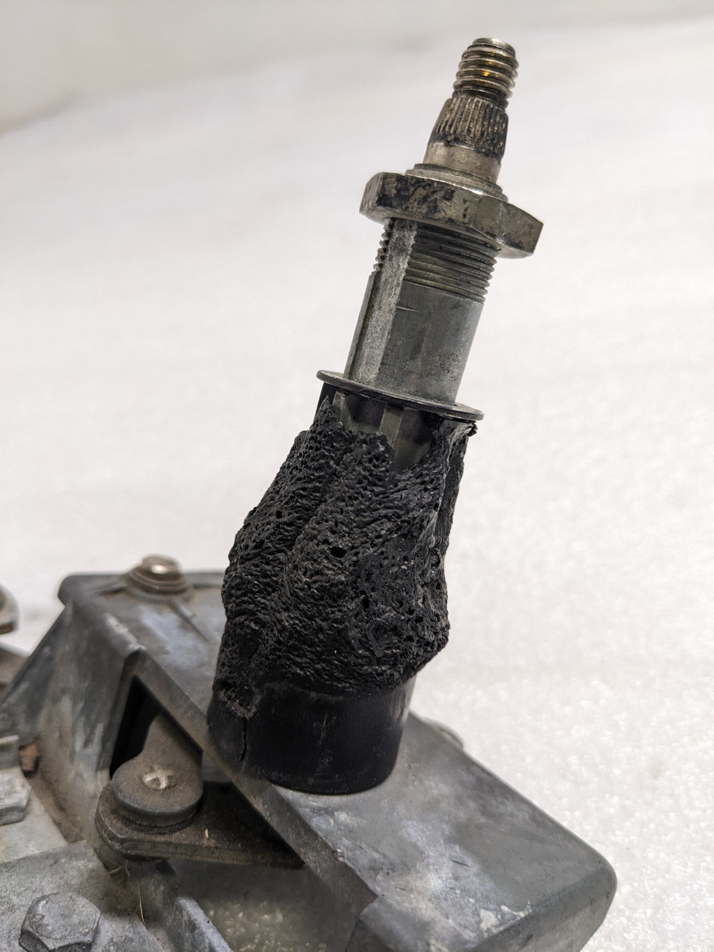 PORSCHE 96462812000/96262808700 WIPER MOTOR WITH BLADE MOUNT BRACKET FOR  911 (1989-1998) USED R23T6