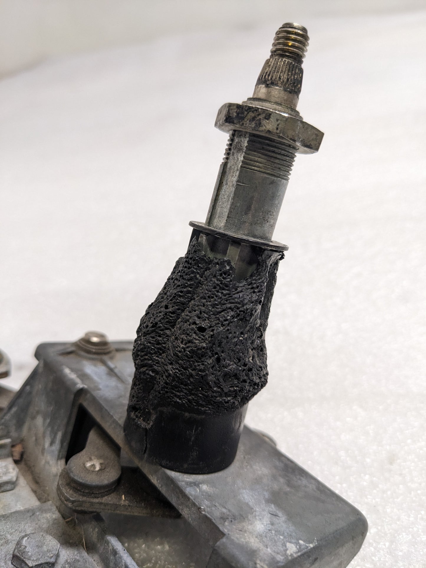 PORSCHE 96462812000/96262808700 WIPER MOTOR WITH BLADE MOUNT BRACKET FOR  911 (1989-1998) USED R23T6