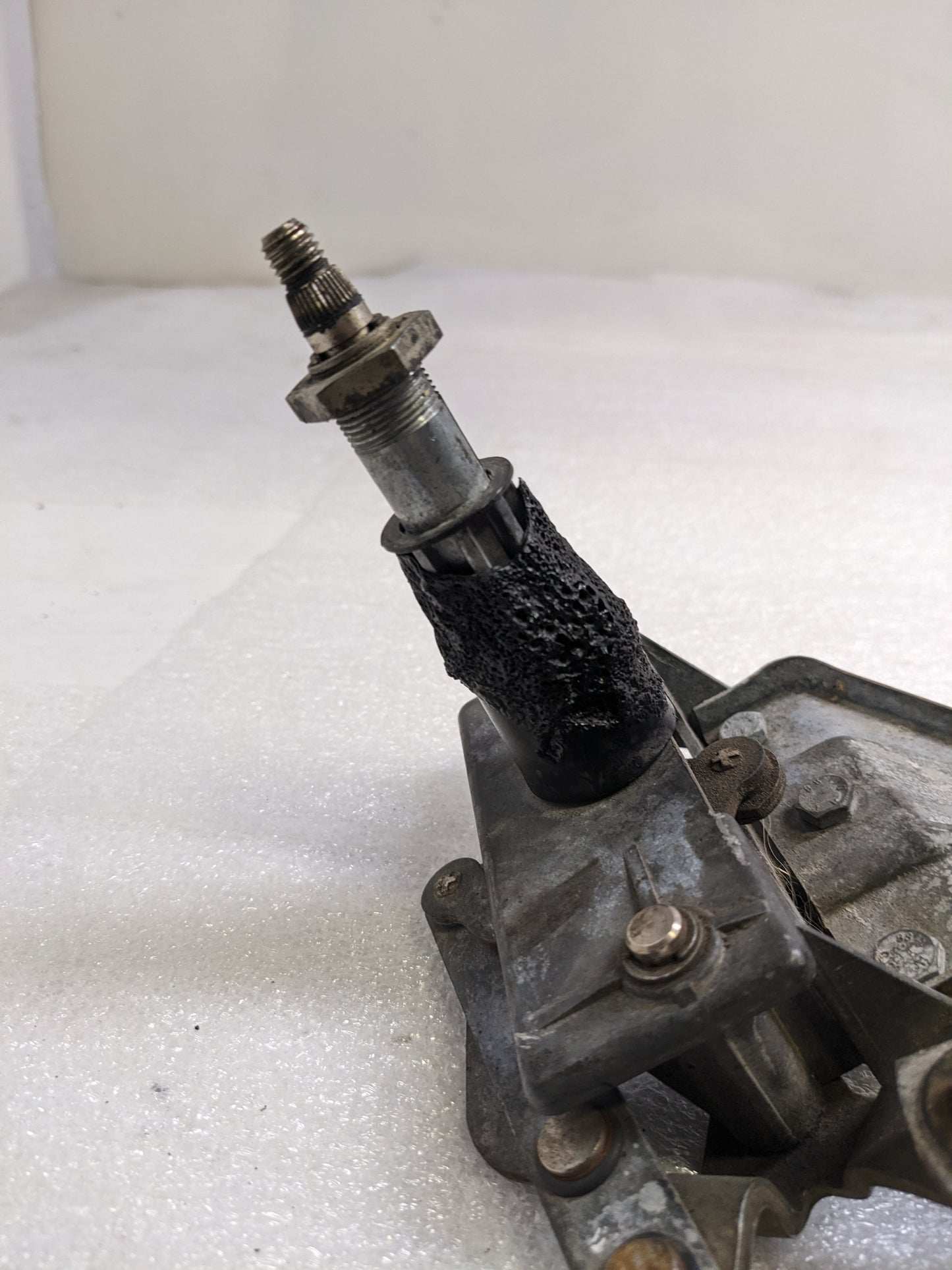 PORSCHE 96462812000/96262808700 WIPER MOTOR WITH BLADE MOUNT BRACKET FOR  911 (1989-1998) USED R23T6