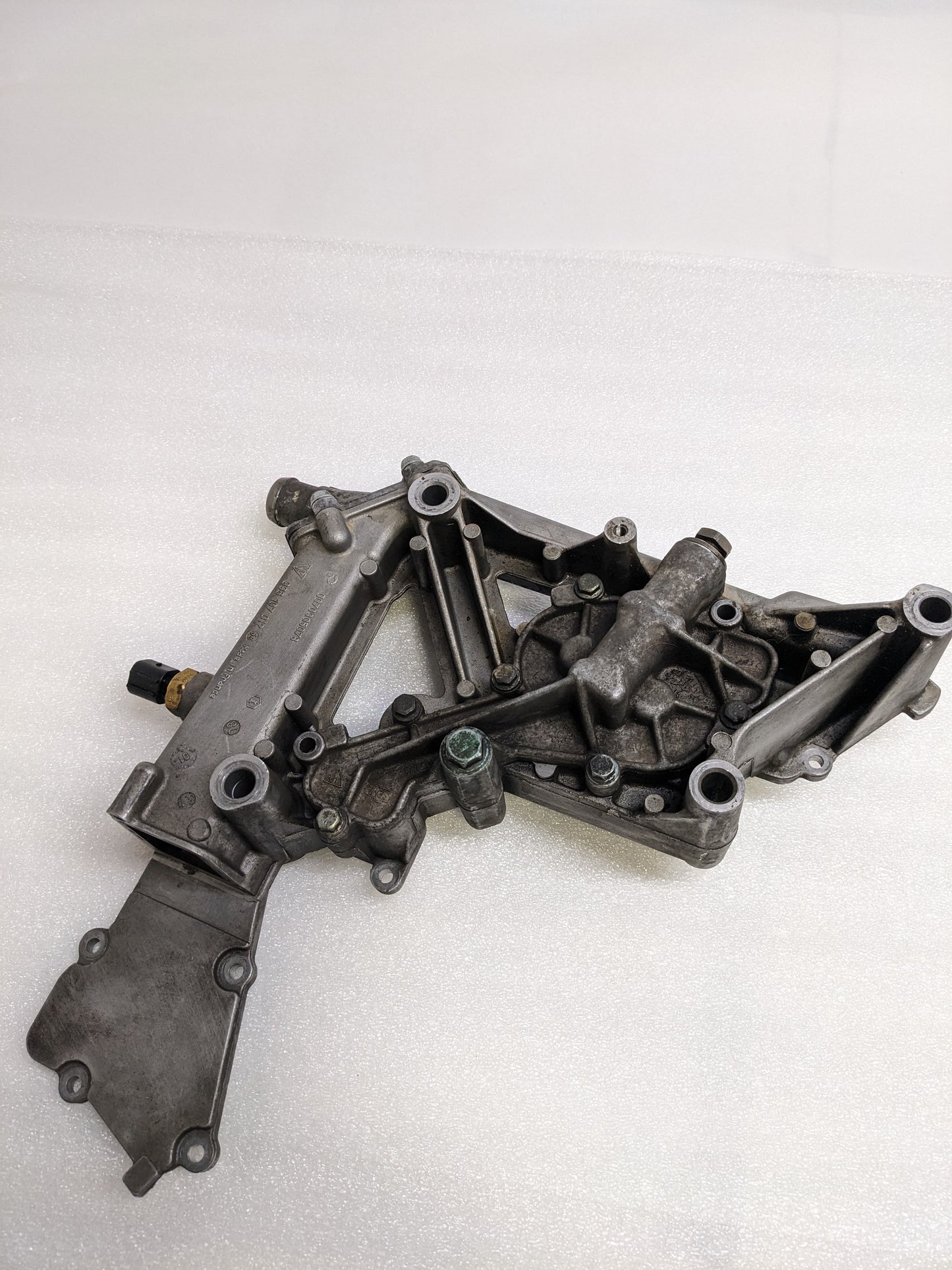 PORSCHE 996107012 ENGINE MOTOR OIL FLUID PUMP HOUSING FOR 1996-2004 BOXSTER 986 USED R21