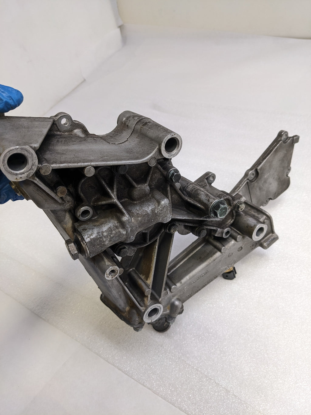 PORSCHE 996107012 ENGINE MOTOR OIL FLUID PUMP HOUSING FOR 1996-2004 BOXSTER 986 USED R21