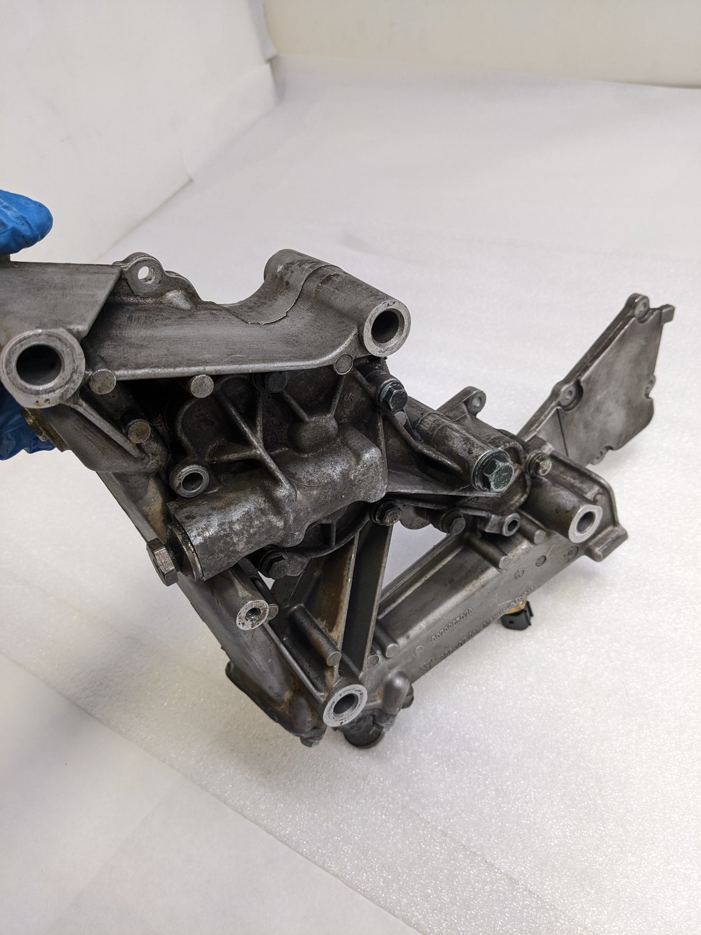 PORSCHE 996107012 ENGINE MOTOR OIL FLUID PUMP HOUSING FOR 1996-2004 BOXSTER 986 USED R21