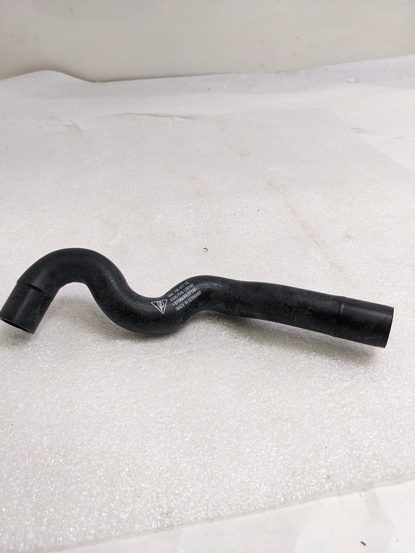 PORSCHE 99610647775 WATER HOSE SUPPLY/HEAT EXCH FOR 2001-2005 911 NEW R27T2